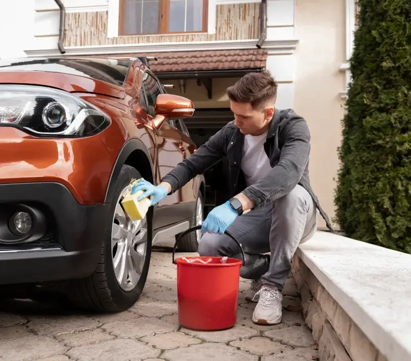 Lavage auto à domicile Gourgé : professionnel intervenant sur un véhicule